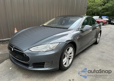 2013 Tesla Model S z USA, uszkodzony, nr VIN 5YJSA1AC6DFP10886